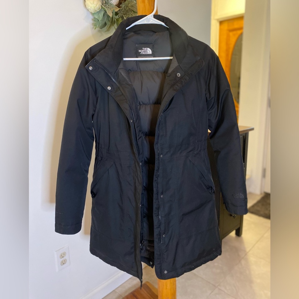 North face, women’s medium, for extreme cold temperatures, black winter jacket